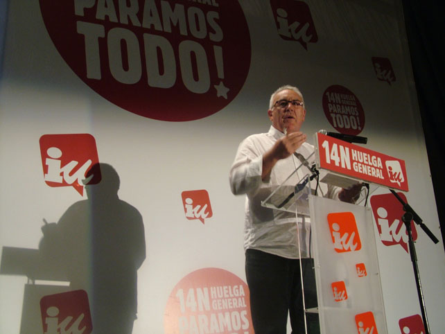Cayo Lara, esta mañana durante su intervención de apoyo a la huelga general del 14-N en el escenario del cine Palafox de Madrid.-