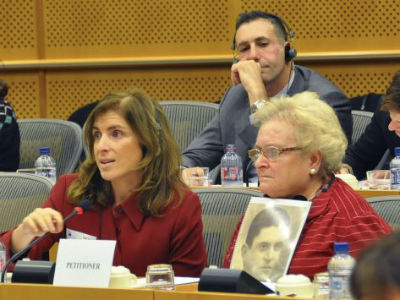 Noelia Camacho y su madre, Anselma Guillermina Gómez Angulo, durante la intervención en el Parlamento Europeo. EFE