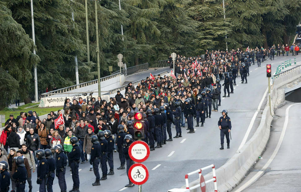 La policía trata de impedir que un grupo del Sindicato de Estudiantes bloquee la A-6 en Madrid.