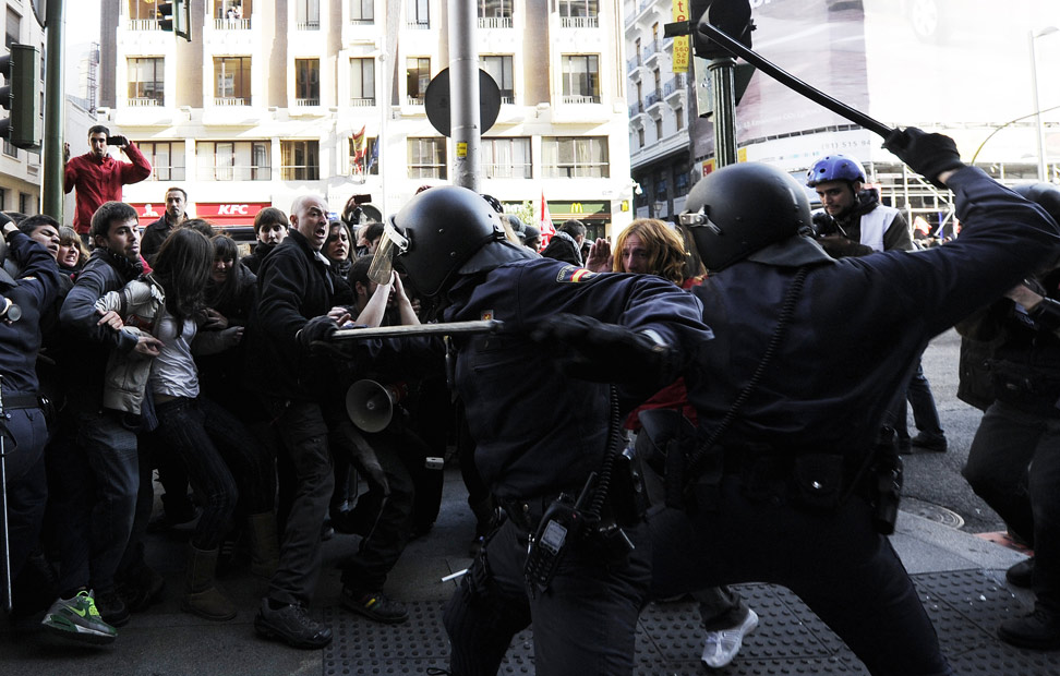Enfrentamientos en Madrid entre antidisturbios y manifestantes, durante la jornada de huelga general. DOMINIQUE FAGET / AFP