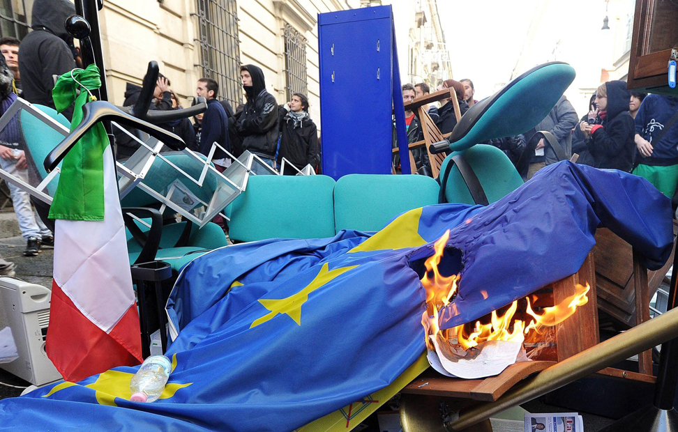 Unos manifestantes queman una bandera europea en la manifestación en Turín.