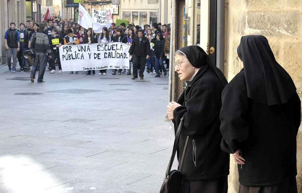Un par de monjas, en Segovia, espera que pase un piquete.