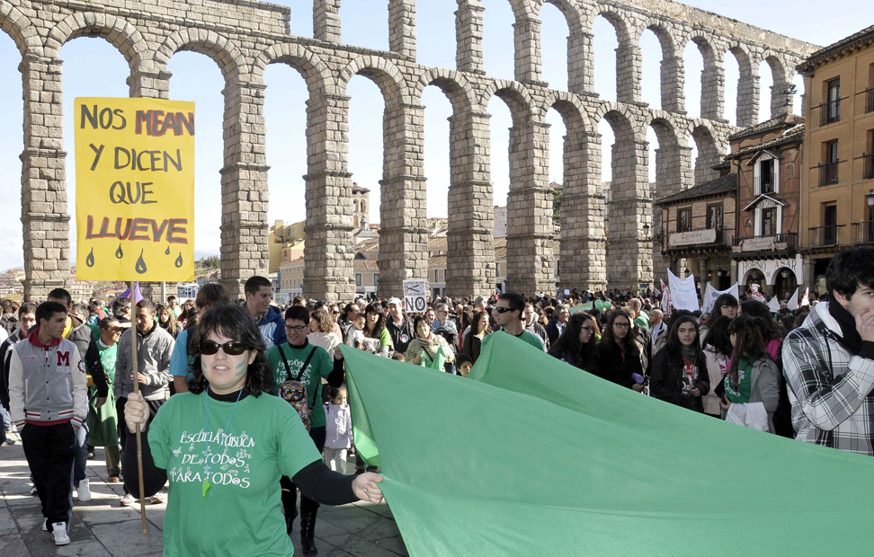 Una manifestación frente al Acueducto de Segovia.