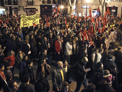 Un momento de la gran manifestación sindical nocturna en Madrid. KOTE RODRIGO / EFE