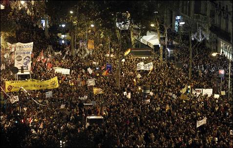 Vista general de la marcha en Barcelona con la que se cerraba la jornada de huelga general.