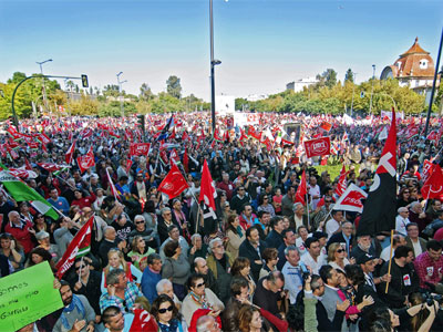 Un momento de la gran manifestación sindical en Sevilla. EFE