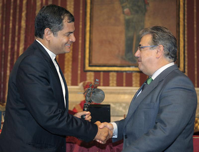 El alcalde de Sevilla, Juan Ignacio Zoido, hace entrega de la medalla de la ciudad al presidente de la República de Ecuador, Rafael Correa. -
