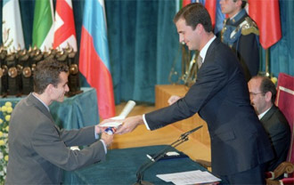 Roncero, recogiendo en 1997 el Premio Príncipe de Asturias. FPA