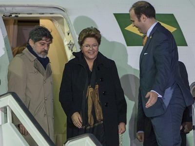 La presidenta de Brasil, Dilma Rousself,c, a su llegada al aeropuerto de Jerez de la Frontera para asistir a la XXII Cumbre Iberoamericana - EFE