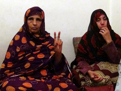 Mainmnin Laaroussi, madre de uno de los 24 presos políticos saharauis en Salé, representa con los dedos el símbolo de la victoria.