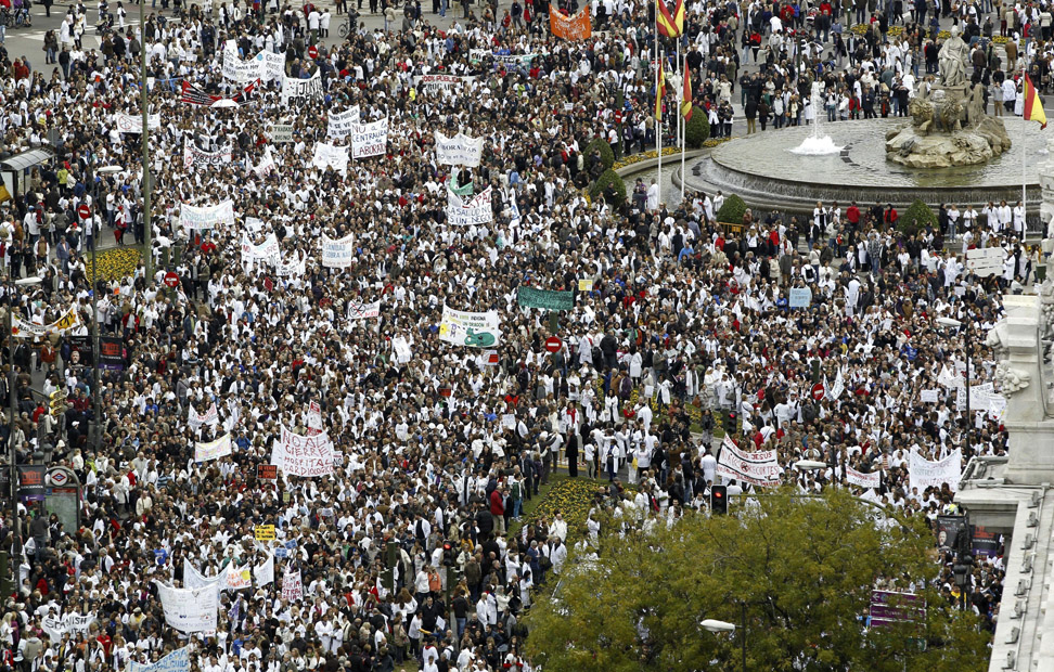Vista aérea de la manifestación contra los recortes en la sanida, en la Plaza de la Cibeles madrileña.