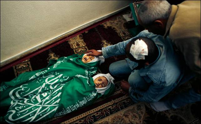 Salama despide sus pequeños, asesinados en un bombardeo el domingo. Reuters