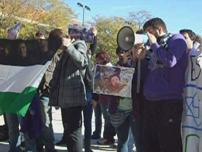 Concentración de estudiantes en protesta por la presencia de representante israelí en la universidad.