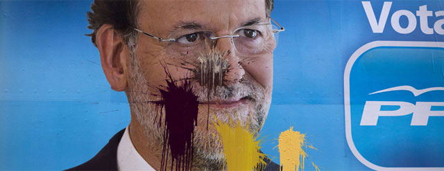 Una pancarta electoral de Mariano Rajoy a la que han lanzado pintura.- AP Photo/Emilio Morenatti