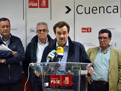 El alcalde de Montalbo, Luis Muelas (en el atril), el pasado día 22 de octubre, durante una rueda de prensa junto a otros alcaldes de la zona.