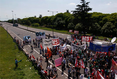 Uno de los piquetes sindicales que ha bloqueado uno de los accesos a Buenos Aires. -