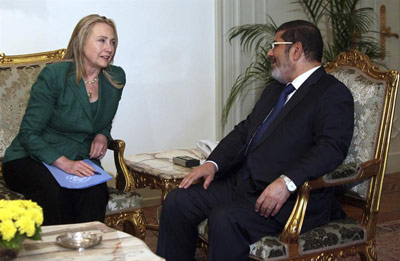 El presidente egipcio, Mohamed Mursi, se reúne con la secretaria de Estado de los Estados Unidos, Hillary Clinton. -