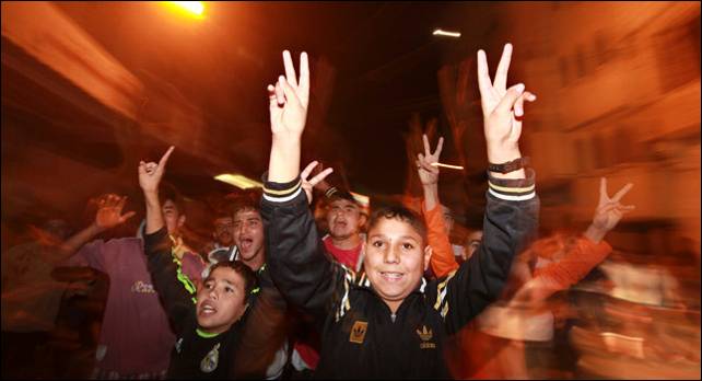 Niños en GAza celebran el final de los bombardeos israelíes. Reuters