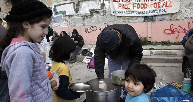 Una organización humanitaria reparte comida en Atenas.