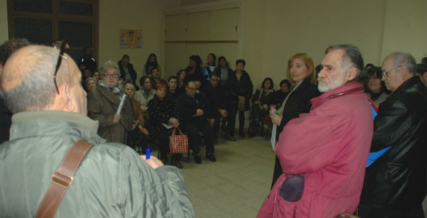La asamblea de vecinos afectados celebrada ayer en un local de la parroquia de San Cayetano (Madrid)