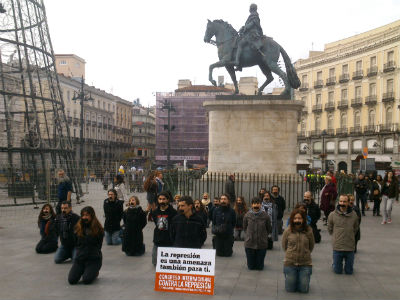 Más de una veintena de activistas han realizado hoy una performance en Sol contra la represión - E.M.