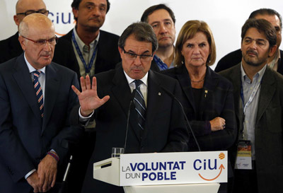 El candidato de CiU a la presidencia de la Generalitat, Artur Mas, en un momento de su comparecencia donde ha valorado los 50 escaños conseguidos, con el 99% escrutado, en las elecciones autonómicas 2012. EFE/Alberto Estévez