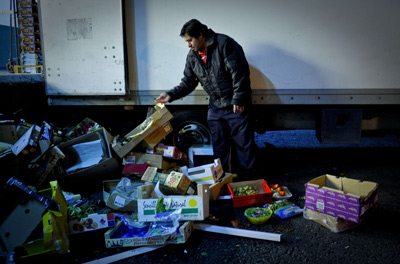 Un hombre busca restos de comida en la basura. AFP