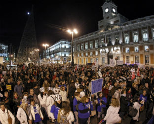 Miles de personas apoyaron la marea blanca que recorrió hoy las calles del centro de Madrid. EFE