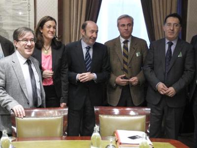 La Comisión Interasociativa en la reunión mantenida este miércoles con Rubalcaba (PSOE). También se vieron con LLamazares (IU)/EFE