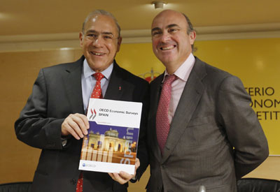 El secretario general de la OCDE, Angel Gurria, con el ministro de Economía, Luis de Guindos.