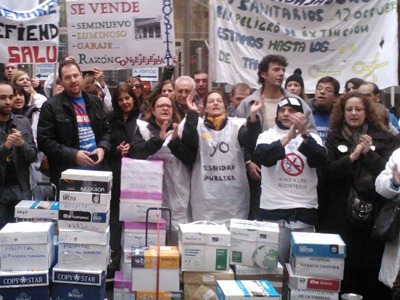 Decenas de trabajadores sanitarios han acudido a la consejería para realizar el recuento y entrega de las firmas - @Sanidadenlucha