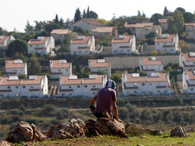 Un palestino, frente al asentamiento israelí de Halamish, este viernes. REUTERS/Mohamad Torokman