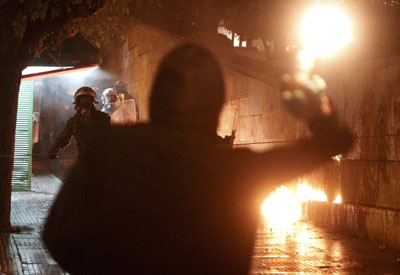 Un manifestante se enfrenta a un antidisturbios en la Plaza Syntagma, de Atenas.