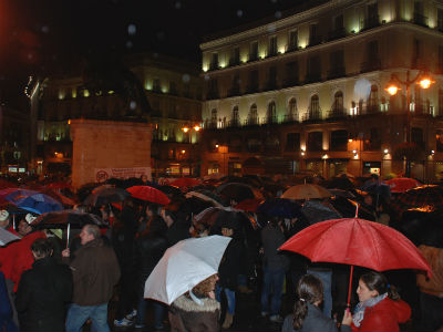 Los trabajadores de 'El País' durante la concentración en la Puerta del Sol