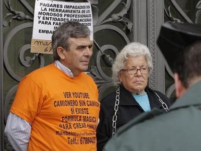 La anciana desahuciada con su hijo, 'el camionero sin camión', encadenados al Banco de España el pasado mes de abril/EFE