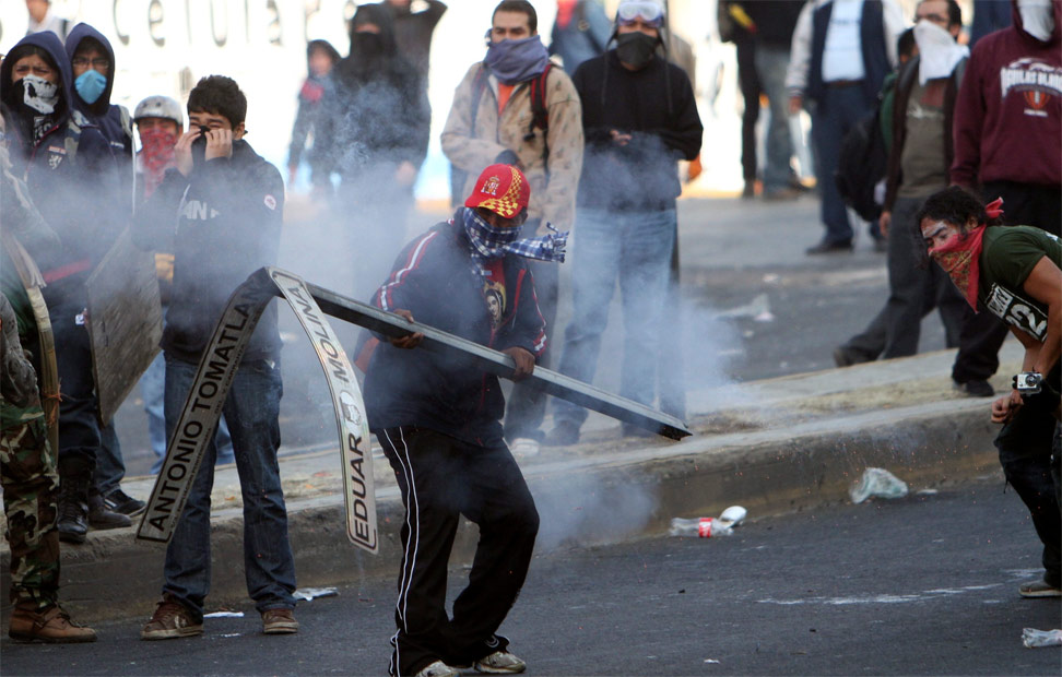 Los manifestantes se han enfrentado a la Policía en los aledaños del Congreso Mexicano.