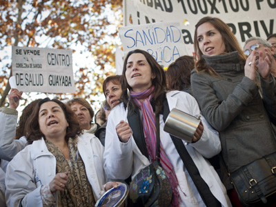 Trabajadores y pacientes en una protesta a favor de la Sanidad Pública.