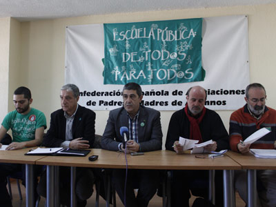 Los portavoces de las distintas oganizaciones que conforman la Plataforma en defensa de la Educación Pública durante la rueda de prensa.