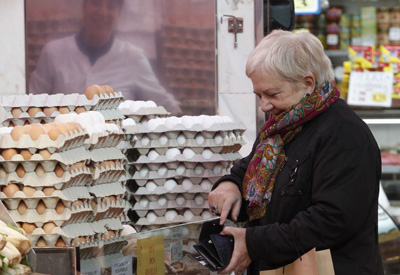 Una mujer hace la compra en un mercado de Barcelona.