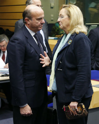 El Ministro español, Luis de Guindos, y la responsable austriaca, Maria Fekter, durante la reunión del Ecofin en Bruselas. REUTERS/ Francois Lenoir