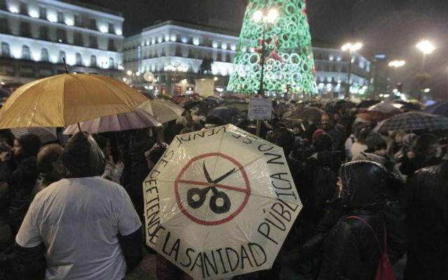 La original protesta contra los recortes del Gobierno reunió a miles de personas frente a la sede de la Comunidad de Madrid. EFE