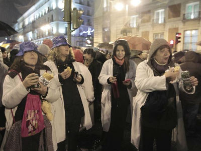 Los manifestantes cenaron un bocadillo, como símbolo de la cena de Navidad que tendrán miles de españoles por los recortes. EFE