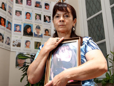Susana Trimarco, con una foto de su hija. Detrás, imágenes de muchachas argentinas desaparecidas. LA NACIÓN