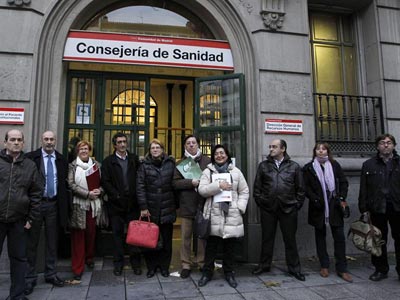 Los representantes de los sindicatosa de la Mesa Sectorial en la puerta de la consejería. EFE