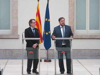 Artur Mas y Oriol Junqueras, tras la firmas del acuerdo.