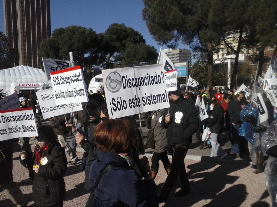Miles de discapacitados marchan en Madrid contra los recortes. A. Torrús