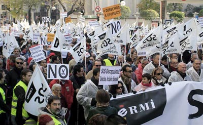Varios miles de personas recorren este mediodía algunas calles del centro de Madrid en una marcha bajo el lema 'SOS Discapacidad-Derechos, Inclusión y Bienestar a Salvo'.