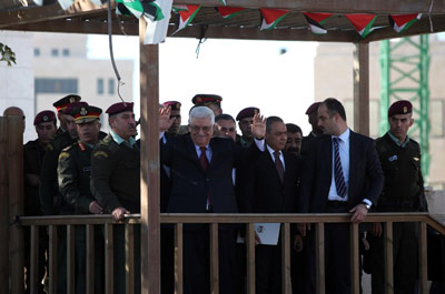 Mahmud Abás saluda a los miles de palestinos que le han aclamado en Ramala, Cisjordania. -