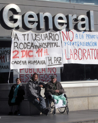 Pancartas de protesta a las puertas del Hospital Universitario de La Paz.