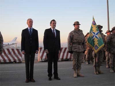 El presidente del Gobierno, Mariano Rajoy, junto al ministro de Defensa, Pedro Morenés, nada más llegar al aeropuerto de Kabul.